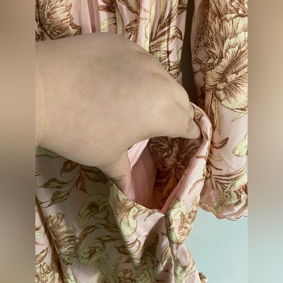 AGUA BENDITA -
Romantic Floral Print Flare Sleeve Romper - Picture 8 of 14